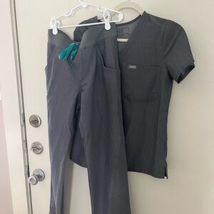 Figs graphite grey xs scrub set one pocket top and Kade cargo bottoms